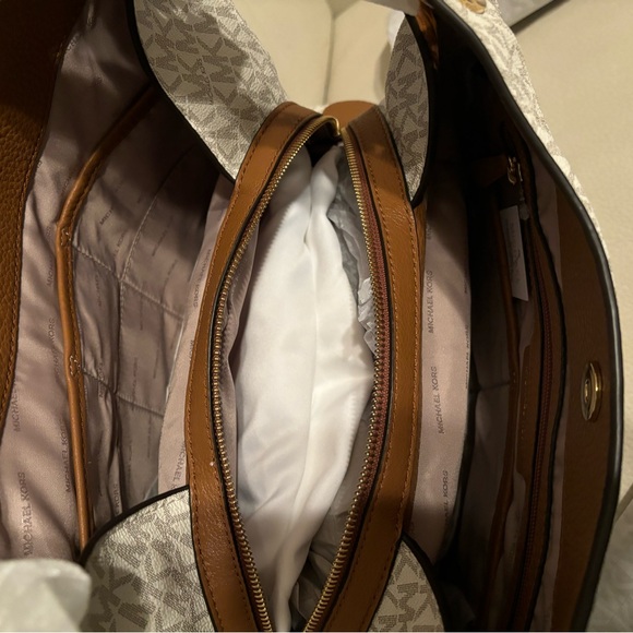 Michael Kors Fulton handbag. Large charm shoulder tote.  Vanilla. - Picture 12 of 16